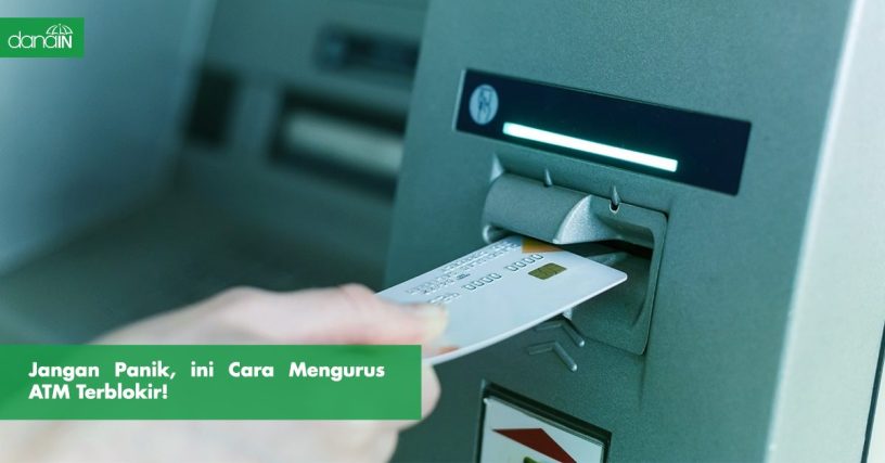 danain-Cara mengurus ATM terblokir-gambar seseorang menggunakan kartu atm