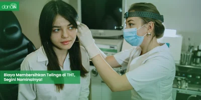 danain-Biaya membersihkan telinga di THT-gambar orang sedang membersihkan telinga