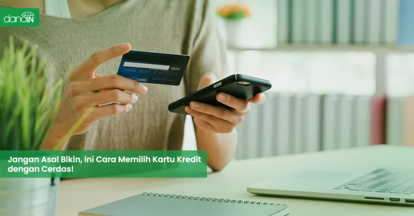danain-Cara memilih kartu kredit-gambar orang menggunakan kartu kredit