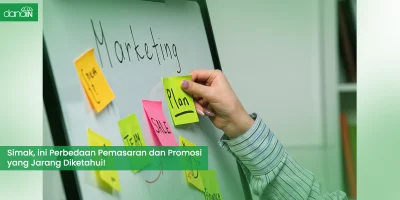 danain-Perbedaan pemasaran dan promosi-gambar orang menempel notes